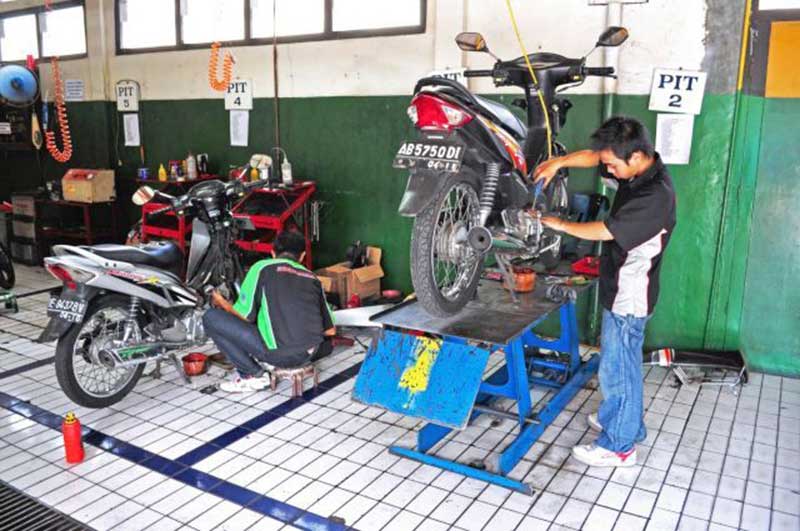 Servis di Bengkel Umum Apa Bengkel Resmi ? Begini Panduannya